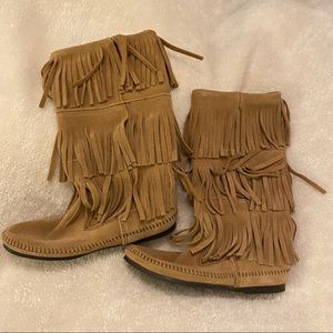 New Minnetonka Women’s Size 7 Pull-On Fringe Boots